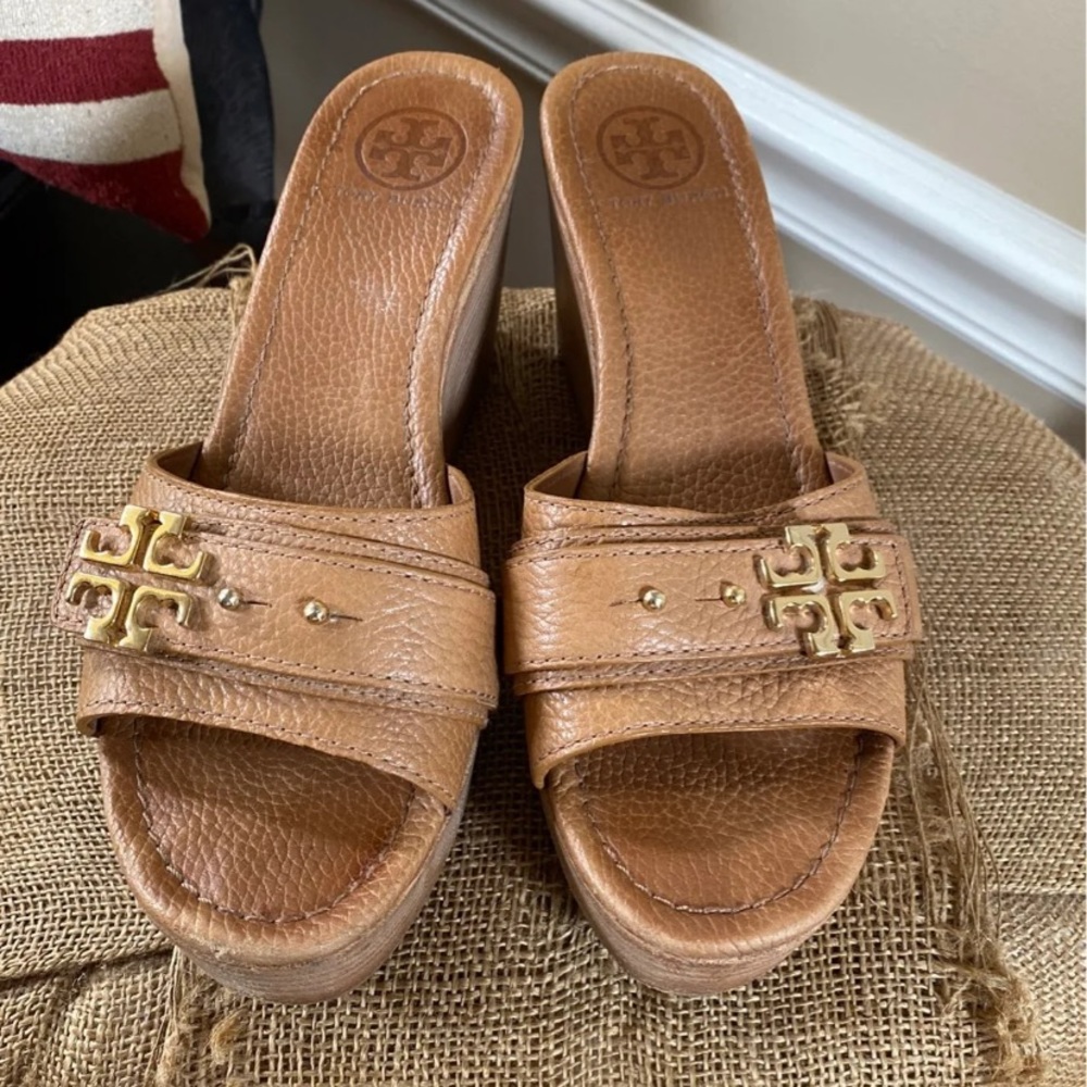 TORY BURCH Elina Mid-Wedge Gold Logo/Tan Leather